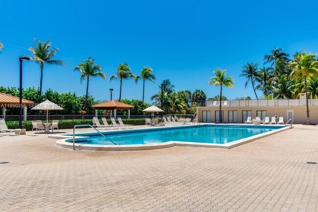 Building Photo - 2625 Collins Ave