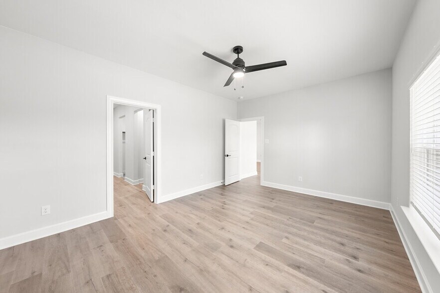 Building Photo - 304 Live Oak Ln