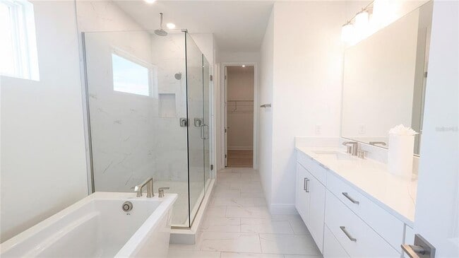 Building Photo - 15614 Vetta Dr