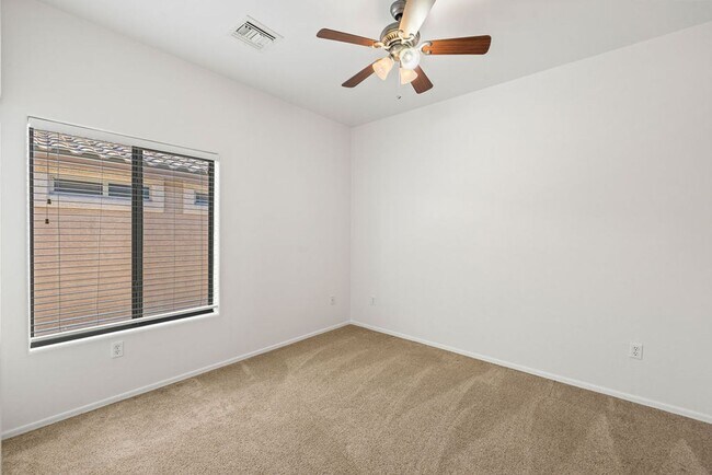 Building Photo - 3 Bedroom Home Located in Sycamore Park