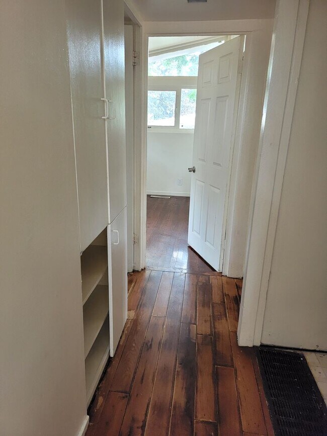 Building Photo - 3 bd | 1 ba | 1,037 sqft