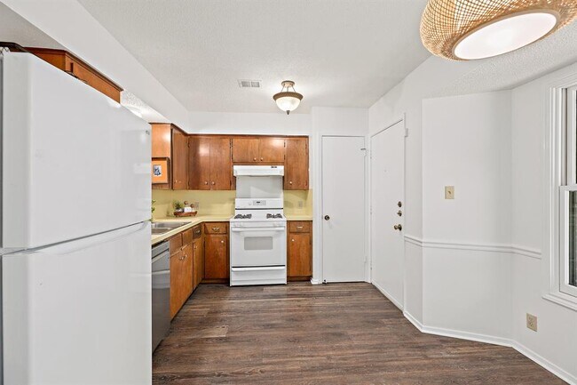 Building Photo - 806 Easy Day Cove