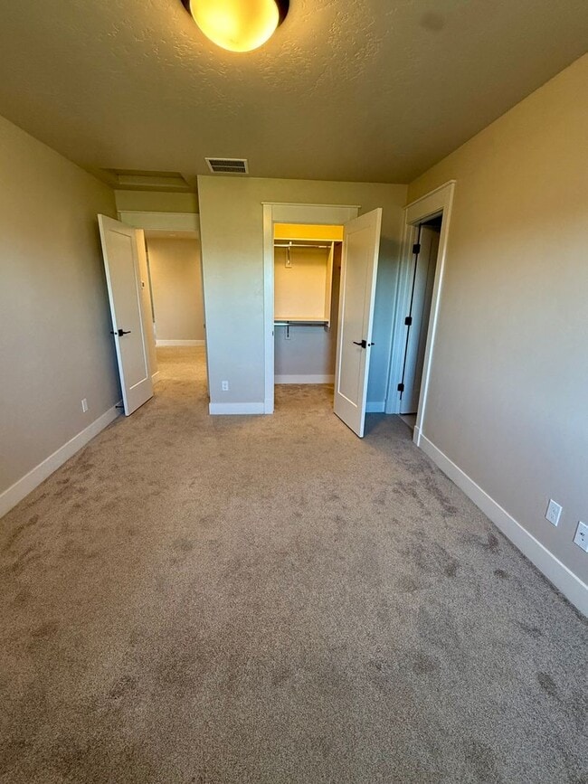Building Photo - Welcome to this stunning 5-bedroom, 3.5-ba...