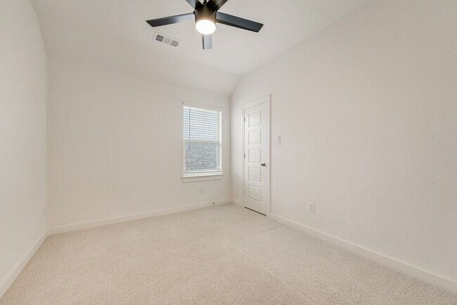 Building Photo - Beautiful 5 bedroom 3 full bath home in the heart of Heartland!