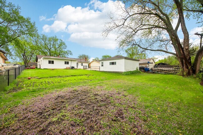 Building Photo - 670 Lakeview Ln