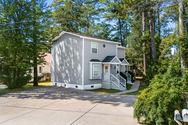 Building Photo - End unit of a Triplex within walking dista...