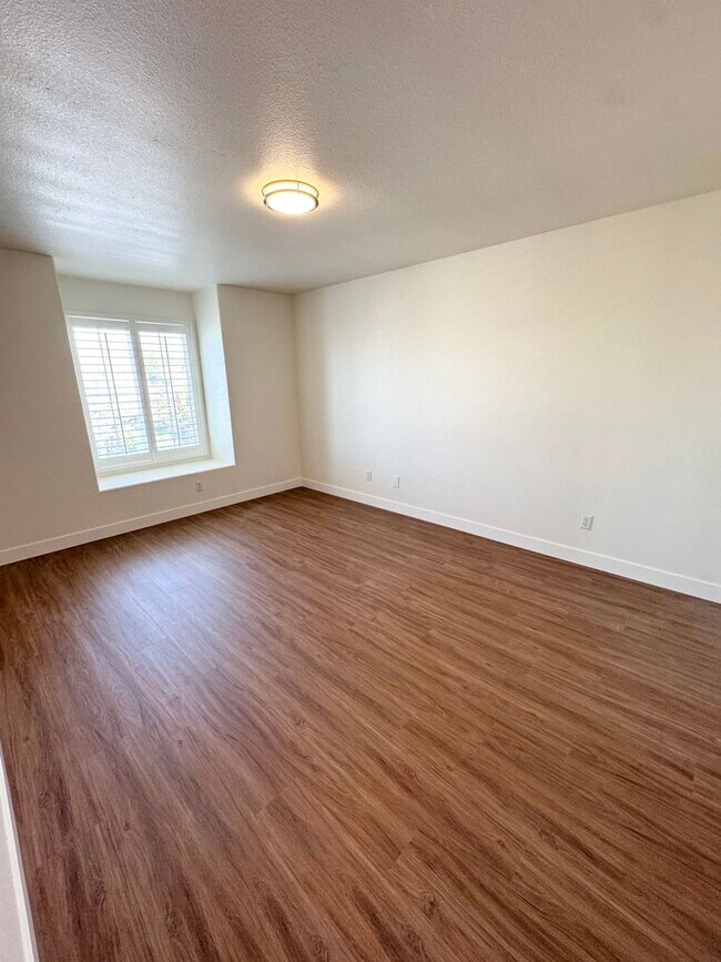 Building Photo - 4 Bedroom / 3 Bathroom Home in Elk Grove – Bedroom & Full Bath Downstairs SEE VIDEO