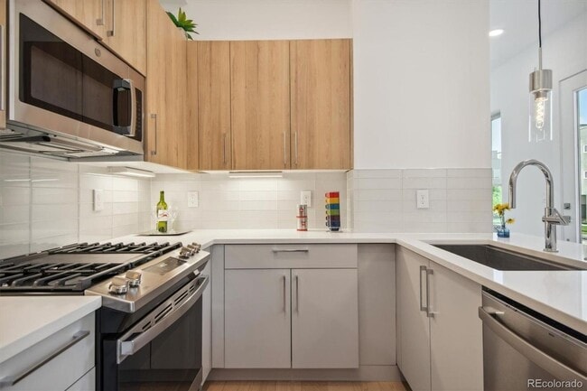 Building Photo - Brand New Build Townhome with Rooftop and ...