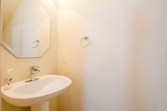 Building Photo - 127 N Villa Oaks Dr