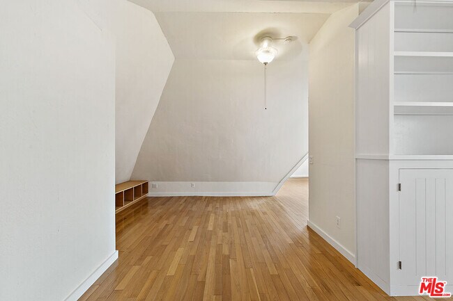 Building Photo - 918 1/2 Serrano Ave
