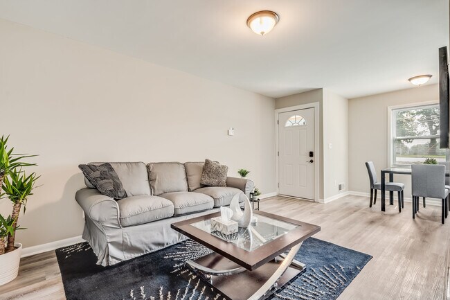 Building Photo - 2265 Columbia Dr