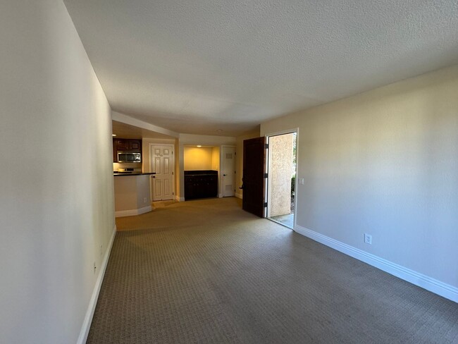 Building Photo - Large 1BR/1BA with 2 parking spots in desi...