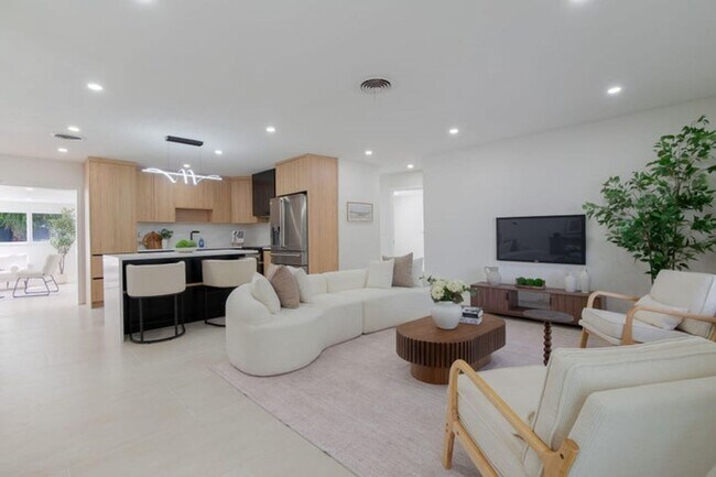 Building Photo - 4330 NE 13th Ave