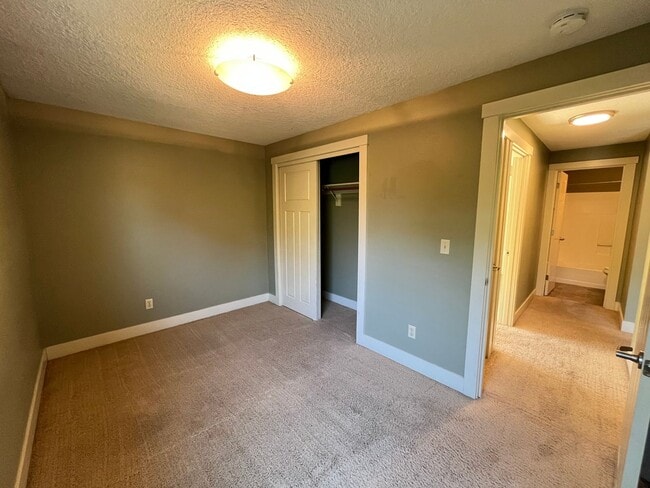 Building Photo - Lovely Private 2Bed + 1Bath Westmoreland Condo!! Secured Entry Building & Parking!