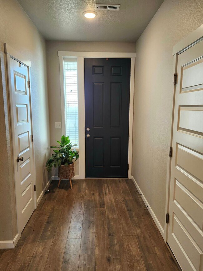 Building Photo - Charming 3-Bedroom, 2-Bath Home with Spaci...