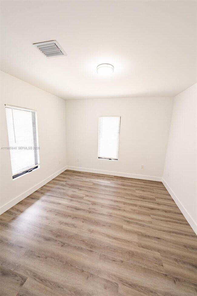 Building Photo - 618 NE 21st Ave