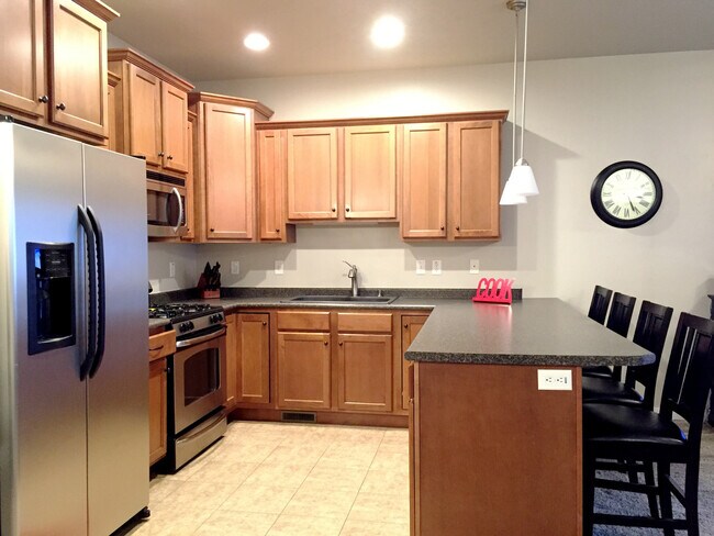 Building Photo - Spacious 2 Bedroom Townhome at The District!