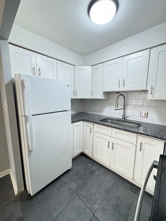 Building Photo - 727 S Maple Ave