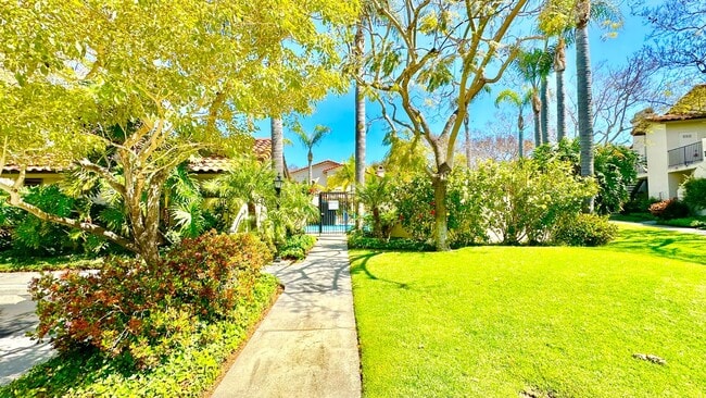 Building Photo - Beautiful, End Unit Condo, in the Very Des...