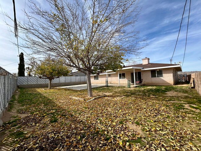 Building Photo - AVAILABLE NOW!! 3 Bedroom 2 Bathroom Home in Yucca Valley!! MOVE IN SPECIAL HALF OFF ONE MONTH'S ...