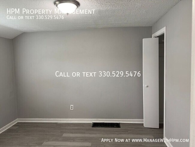 Building Photo - 701 Rainbow Dr