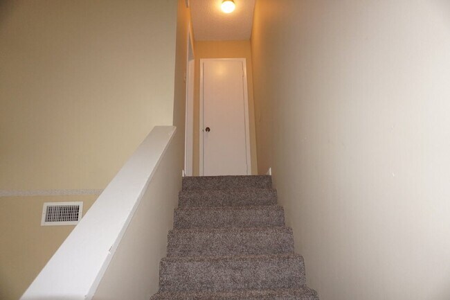 Building Photo - 2/2 townhome