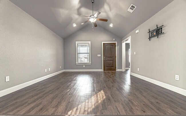 Building Photo - Welcome to the Perfect Bentonville Home!