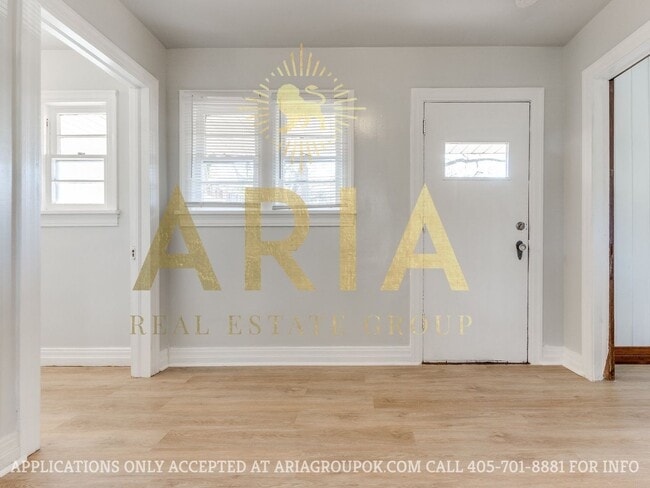 Building Photo - *COMING SOON!* UPDATED 3 BED/2 BATH DUPLEX...