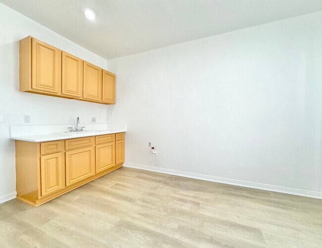 Primary Photo - 1200 S Hoover St