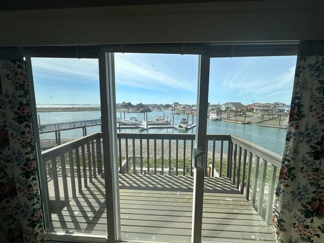 Building Photo - 2 Bed 2 Bath Waterfront Condo in Sandy Point