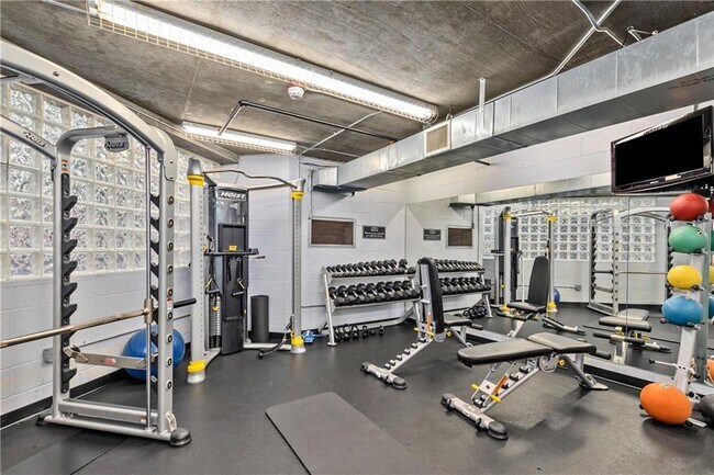 Building Photo - 3235 Roswell Rd NE