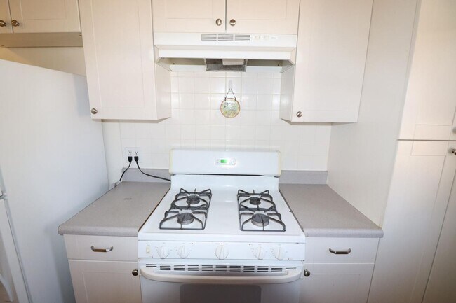 Building Photo - 3 Bedroom 2 Bathroom