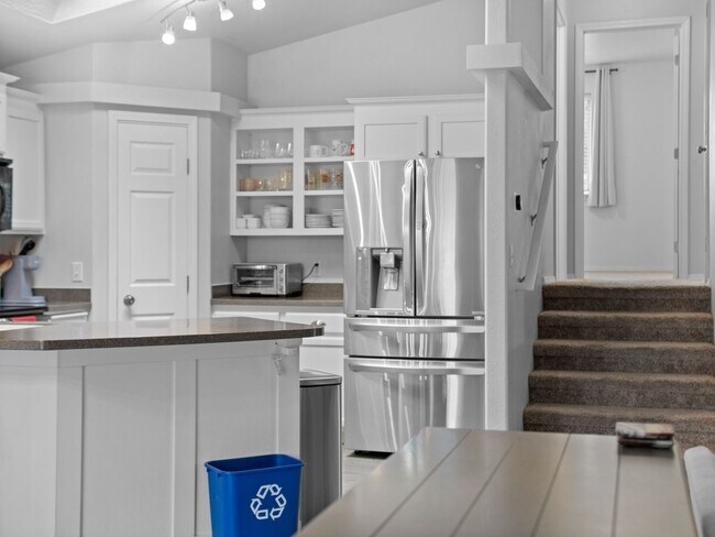 Building Photo - Bright & Comfortable 3 Bedroom Home (Furnished)