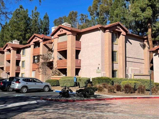 Building Photo - Great One Bedroom Condo w/ A/C