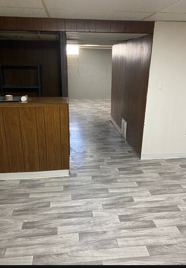 Building Photo - 570 Jamestown Ct