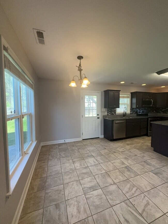 Building Photo - 1115 Westmoreland Dr