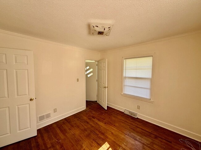 Building Photo - Four bedroom, 2 bath house in Burlington