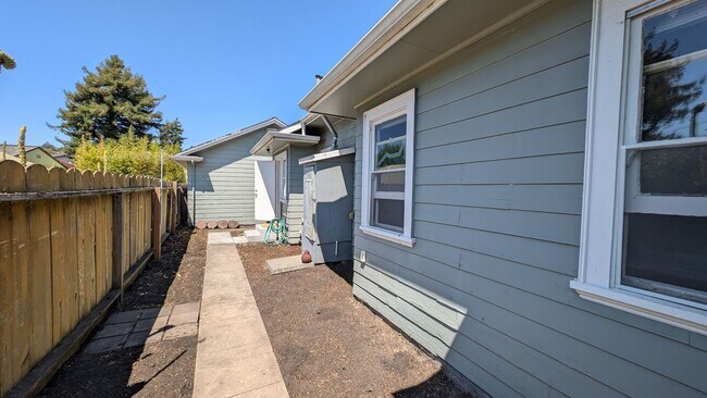 Building Photo - Laurel Street Triplex