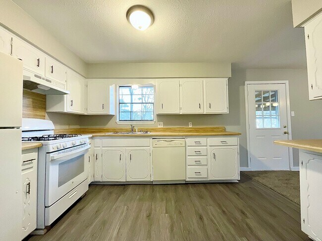 Building Photo - 2003 Doris Dr