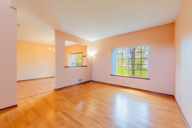 Building Photo - 23 Southwicke Dr
