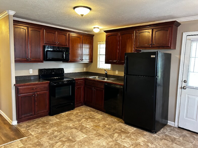 Building Photo - 105 Cardinal St