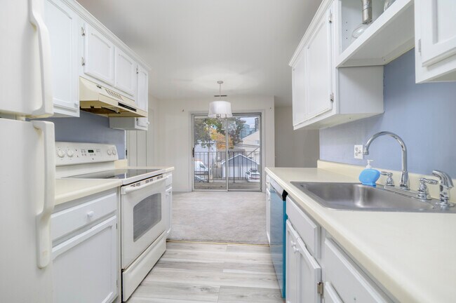 Building Photo - 170 Forest St