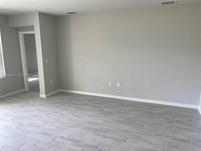 Building Photo - 455 Londrina Dr