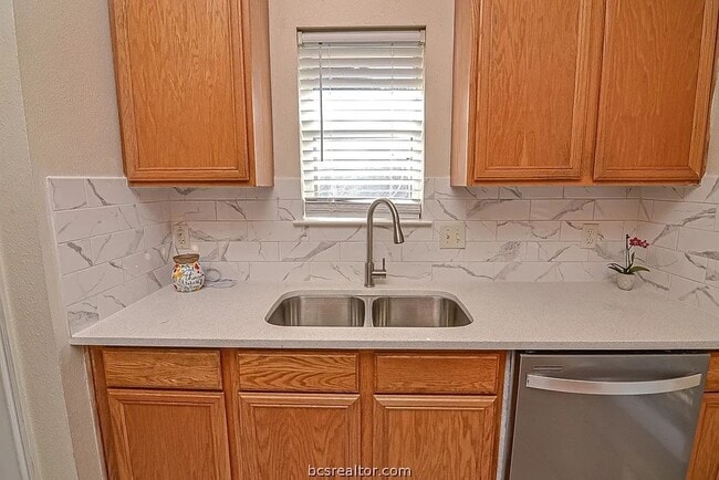 Building Photo - Newly Remodeled Unit!