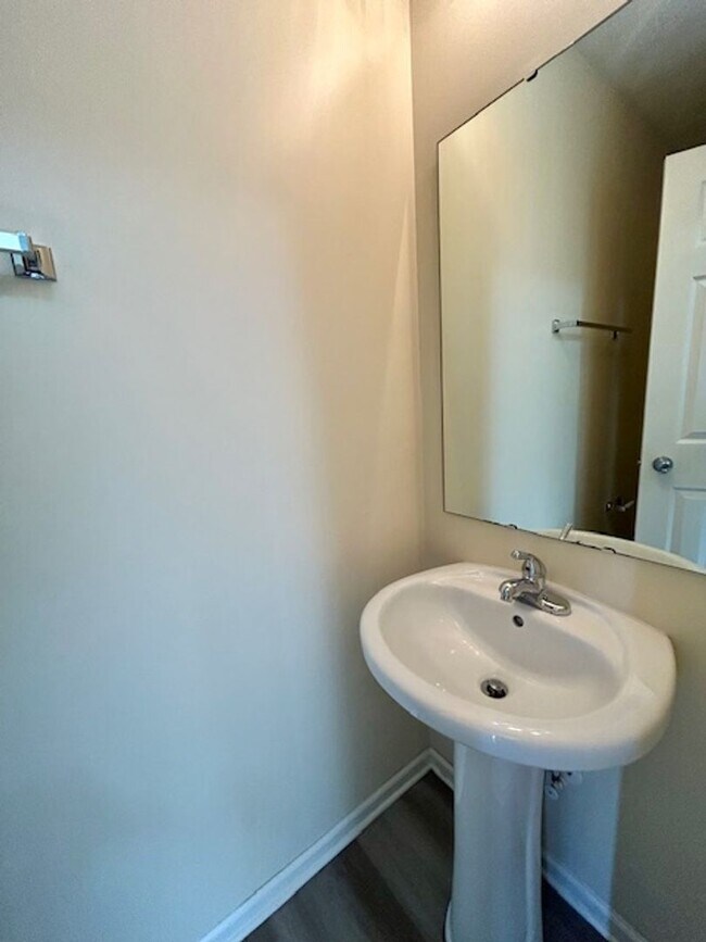 Building Photo - Beautiful 4 bedroom 2.5 bath 2 story home ...