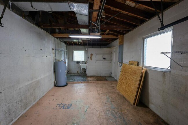 Building Photo - 686 Manor Dr W