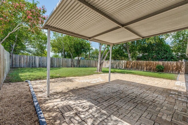 Building Photo - Charming 2-Bedroom Home with Updated Kitch...