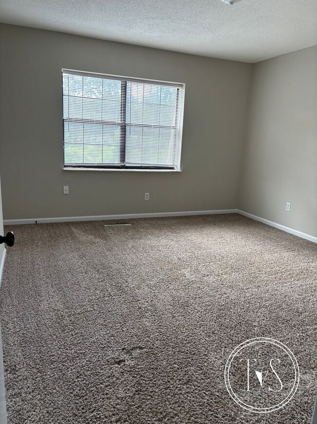 Building Photo - RATE DROP ALERT (was $1400/month) and SUMM...