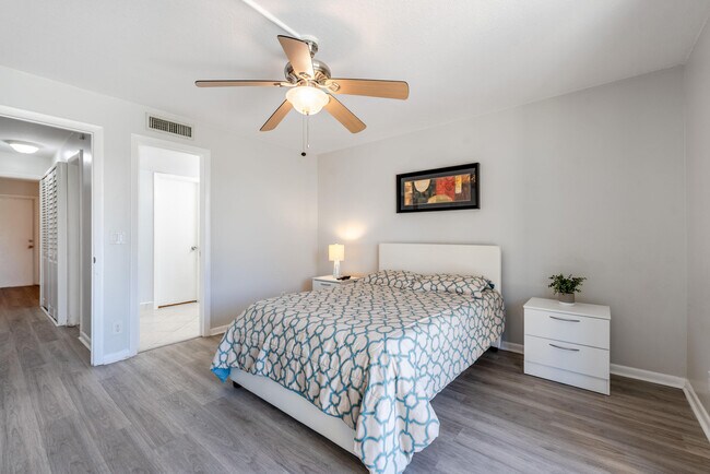 Building Photo - 2828 Tennis Club Dr