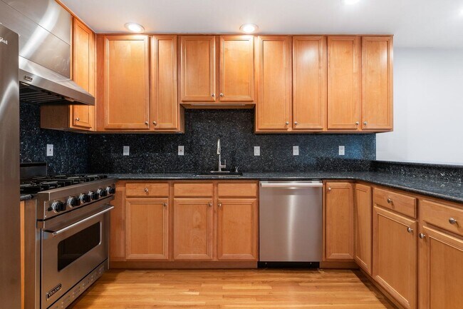 Building Photo - 88 Monroe St